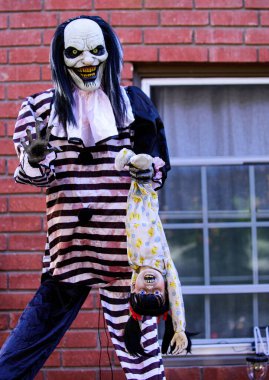 Cadılar Bayramı manzarası. Evde berbat bir tatil. Amerika 'da Cadılar Bayramı. Gelenekler ve ev dekorasyonu. Korkunç yaratıklar..