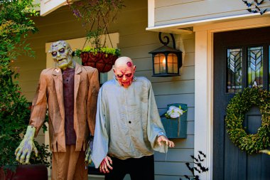 Zombi canavarlar. Balkabağı ve Cadılar Bayramı manzarası. Evde berbat bir tatil. Amerika 'da Cadılar Bayramı. Gelenekler ve ev dekorasyonu. Korkunç yaratıklar..