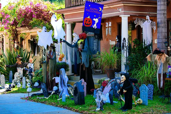 Cemitério, morte e fantasmas. Cenário de Halloween. Férias terríveis em casa. Halloween nos EUA. Tradições e decoração da casa. Criaturas terríveis. — Fotografia de Stock