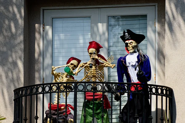 自宅のバルコニーでスケルトン海賊。ハロウィンの風景。自宅で恐ろしい休日。アメリカのハロウィン。伝統と家の装飾。恐ろしい生き物だ. — ストック写真