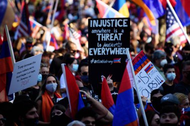 Los Angeles, Kaliforniya, ABD - Ekim 2020: Ermeniler Artsakh 'taki savaşı protesto ettiler. Dağlık Karabağ bölgesi. Ermeni diasporası Artsakh 'ta Azerbaycan' ın saldırganlığını protesto etti.