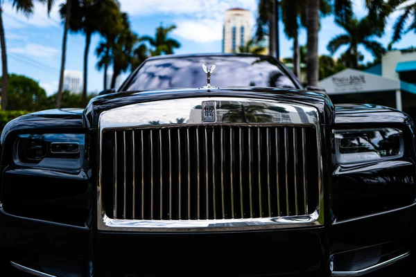 Miami, Florida, USA - JUNE 2020: Rolls Royce logo. 슈퍼 차야. 아주 비싼 차네요. 호스 파워. 플로리다 거리에 있는 전형적 인 영국의 차. — 스톡 사진