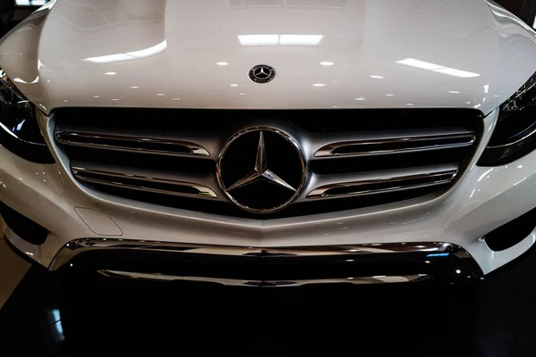 Miami, Florida, ABD - Haziran 2020: Mercedes Benz yakın çekim. Mercedez logosu. Süper araba. Güzel pahalı araba Beygir Gücü. — Stok fotoğraf