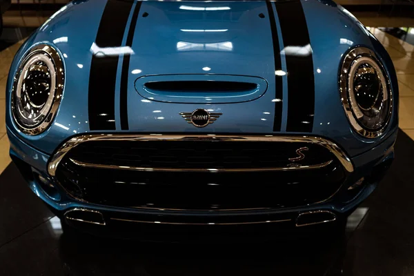 Miami, Florida, USA - Június 2020: Mini Cooper logó. Szuper kocsi. Gyönyörű drága kék autó. Lóerő. — Stock Fotó