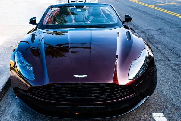 Miami, Florida, ABD - 2020 Haziran: Aston Martin yepyeni. Süper araba. Güzel, pahalı bir araba. Beygir gücü. — Stok fotoğraf