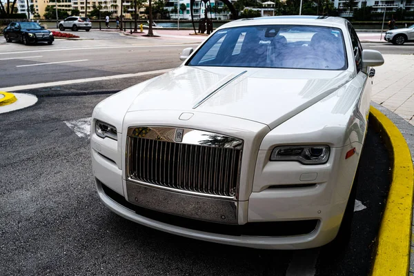 Miami, Floryda, USA - czerwiec 2020: White Rolls Royce. Super samochód. Piękny drogi samochód. Koń mechaniczny. Klasyczny brytyjski samochód na ulicy USA. — Zdjęcie stockowe