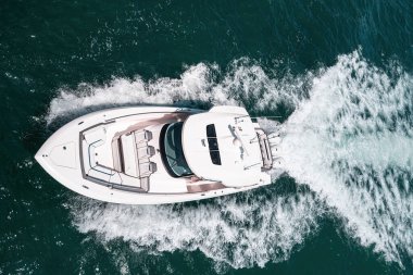 Okyanusta küçük bir yat ve güzel bir turkuaz dalgası var..