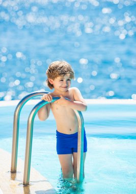 Yüzme Havuzu Gevşeme Konsepti. Çocuk.