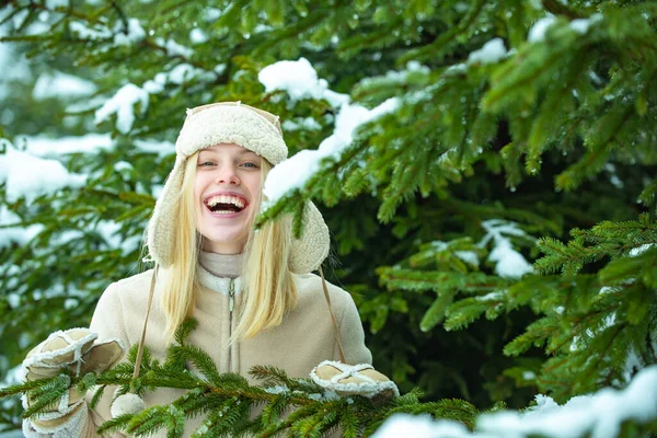 Ευτυχισμένο κορίτσι στο χειμερινό δάσος. — Φωτογραφία Αρχείου