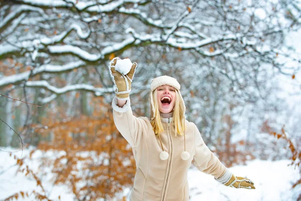 Καλό χειμερινό παιχνίδι. Γυναίκα με χιόνι. — Φωτογραφία Αρχείου