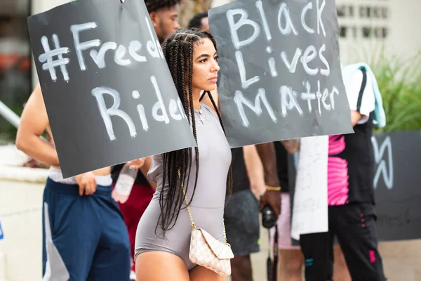 Miami, FL, USA - JUNI, 2020: Kvinna med affisch Black Lives Matter. — Stockfoto