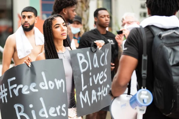 Miami, FL, USA - JÚNIUS, 2020: A fekete élet számít. Sok amerikai békés tüntetésre indult az USA-ban a rasszizmus ellen.. — Stock Fotó