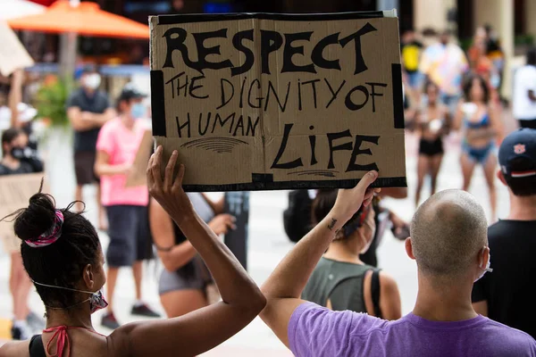 Miami, FL, USA - Június, 2020: Amerikai emberek. Nő és férfi poszterrel. Az emberi élet méltóságának tiszteletben tartása. — Stock Fotó
