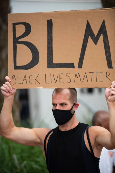 Miami, FL, EUA - JUNHO, 2020: Black Lives Matter. Homem de máscara preta covid. — Fotografia de Stock