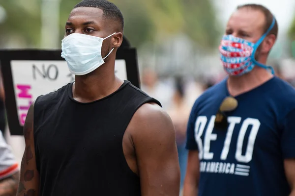 Маямі, FL, США - JUNE, 2020: Black Lives Matter. Багато американських громадян пішли на мирні протести в США проти расизму під час кочової пандемії.. — стокове фото