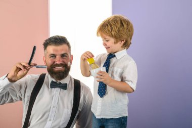 Berber dükkanını ziyaret eden sakallı bir müşteri. Berber makası. Reklamcılık ve berber dükkanı konsepti.