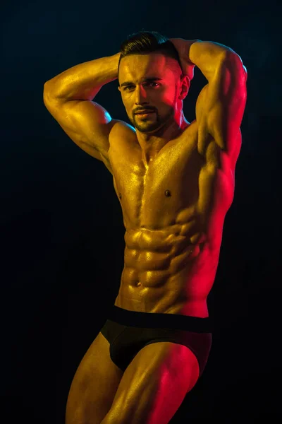 Gesunder Lebensstil. Man bodybuilder. Männliches Modell. Athletischer Mann mit Bizeps. — Stockfoto