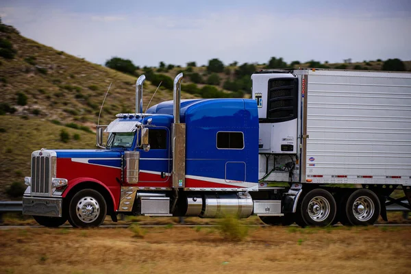 Arizona, EUA - 2020: Caminhão na estrada de montanha, conceito de transporte de carga em um fundo de montanhas. — Fotografia de Stock