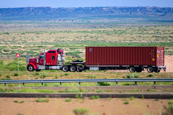 Arizona, EE.UU. - 2020: Camión en Arizona carretera EE.UU., concepto de transporte de carga. —  Fotos de Stock