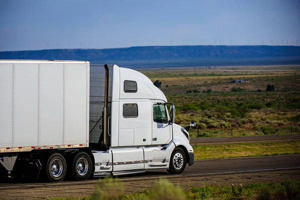 Arizona, VS - 2020: Witte vrachtwagen met container op de snelweg, vrachtvervoer concept. Grote weg. — Stockfoto