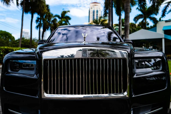 Miami, Florida, USA - JUNE 2020: Super car. 아주 비싼 차네요. 호스 파워. 롤스로이스. 플로리다 거리에 있는 전형적 인 영국 의차. — 스톡 사진