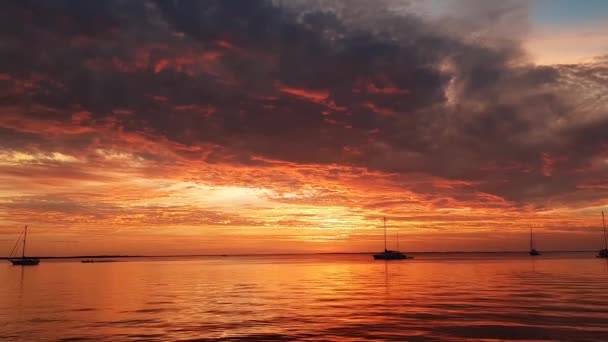 Belo pôr-do-sol e oceano. O céu no sul dos EUA, Flórida. Nuvens fantásticas durante o pôr do sol. Tropical. — Vídeo de Stock