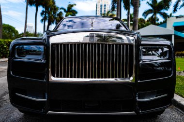 Miami, Florida, ABD - Haziran 2020: Güzel, pahalı bir araba. Beygir gücü. Rolls Royce. Klasik İngiliz arabası Florida caddesinde.
