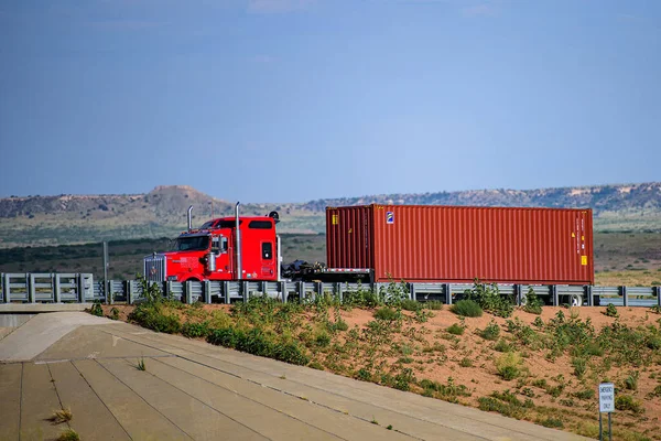 Arizona, EUA - 2020: Estradas nos Estados Unidos, entrega de mercadorias. Empresa de transporte. — Fotografia de Stock
