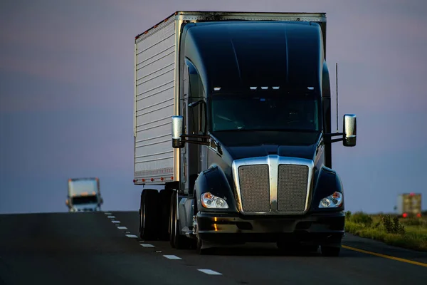 Arizona, Estados Unidos - 2020: Camiones americanos. Carreteras en los Estados Unidos, entrega de mercancías. Transportes. —  Fotos de Stock