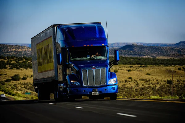 Arizona, Estados Unidos - 2020: Camiones americanos. Carreteras en los Estados Unidos, entrega de mercancías. Transportes. —  Fotos de Stock