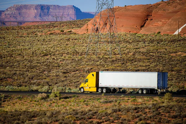 Arizona, Estados Unidos - 2020: Camiones americanos en las montañas. Carreteras en los Estados Unidos, entrega de mercancías. Transportes. —  Fotos de Stock