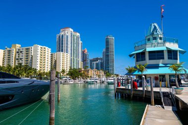 Miami sahilindeki gökdelenler ve okyanus parçaları. Florida 'da güzel bir şehir.