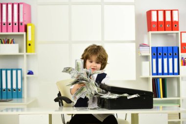 Paralı çocuk, mali eğitim. Çocuğun elinde Amerikan doları var..