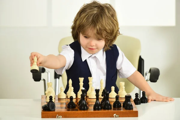 Xadrez para crianças. Estratégia e decisões difíceis. Quadro de xadrez. Menino criança joga xadrez. Mente, inteligência, intelecto, cérebro infantil. — Fotografia de Stock