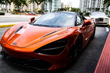 Miami, Florida, ABD - Haziran 2020: Supercar orange McLaren Miami Beach caddesinde park halinde. Ünlü pahalı otomobil markası..