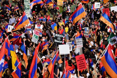 Los Angeles, Kaliforniya, ABD - Ekim 2020: Ermeniler Artsakh 'taki savaşı protesto ettiler. Dağlık Karabağ bölgesi. Ermeni diasporası Artsakh 'ta Azerbaycan' ın saldırganlığını protesto etti.