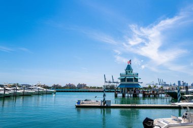 MIAMI BEACH, ABD - 2020: yatlar için liman Miami. Marina konsepti. Okyanus yaşam tarzı.