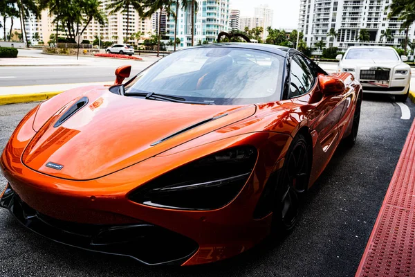 Майами, Флорида, США - ИЮНЬ 2020: Суперкар оранжевого цвета McLaren припарковался на улице в Майами-Бич. Известный дорогой автомобиль марки. — стоковое фото