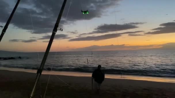 Kihei, Havaí, EUA - Maio, 2021: Pesca com um drone. Pescadores na ilha de Maui, Havaí. Oceano Pacífico. — Vídeo de Stock