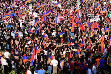 Los Angeles, Kaliforniya, ABD - Ekim 2020: Ermeniler Artsakh 'taki savaşı protesto ettiler. Dağlık Karabağ bölgesi. Ermeni diasporası Artsakh 'ta Azerbaycan' ın saldırganlığını protesto etti.