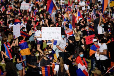Los Angeles, Kaliforniya, ABD - Ekim 2020: Ermeniler Artsakh 'taki savaşı protesto ettiler. Dağlık Karabağ bölgesi. Ermeni diasporası Artsakh 'ta Azerbaycan' ın saldırganlığını protesto etti.