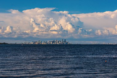 Miami uzaktan harika görünüyor. Okyanus ve gökdelenler. Florida ABD.