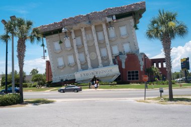 PANAMA BEACH, Florida, ABD - HAZİRAN 2020: Panama City plajı Florida 'da bir lunapark olan Wonder Works Binası.