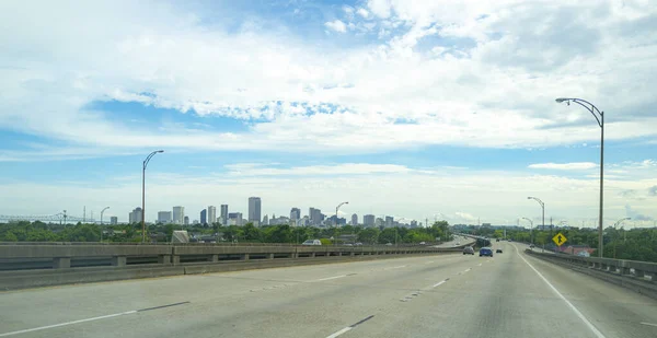 ルイジアナ州ニューオーリンズへの道。アメリカ中を旅する。高速道路. — ストック写真