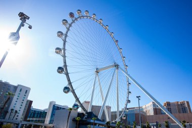 Las Vegas, Nevada, ABD, 2020 Las Vegas 'ta yüksek tekerlekli dönme dolap. ABD 'deki dünyaca ünlü Vegas Bulvarı' nda gökyüzü manzaralı bir şehir. En iyi seyahat, oteller, eğlence, turlar, gösteri ve kulüpler.