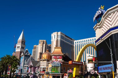 Las Vegas, Nevada, ABD, 2020: ABD 'de dünyaca ünlü bir Vegas Strip' te şehir manzarası. En iyi seyahat, oteller, eğlence, turlar, gösteri ve kulüpler.