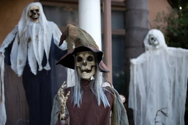 Οικογένεια φαντασμάτων και σκελετών μαγισσών. Σκηνή για το Χάλογουιν τον Οκτώβριο. Διακόσμηση στην αυλή. — Φωτογραφία Αρχείου
