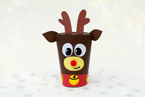 How to make toilet paper roll reindeer craft. Original project for children. Step-by-step photo instructions. Step 8. Final result. — Stock Photo, Image