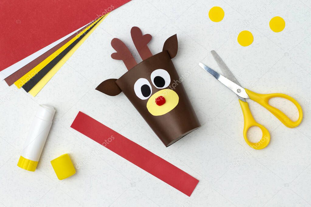 How to make toilet paper roll reindeer craft. Original project for children. Step-by-step photo instructions. Step 5.