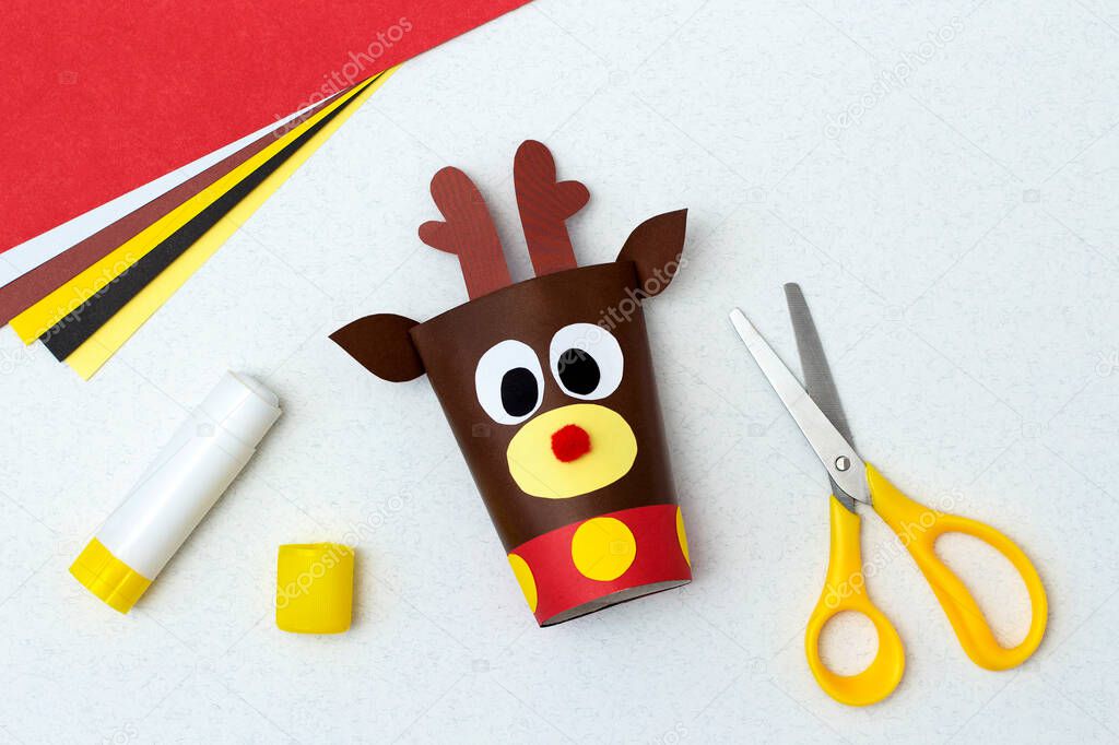 How to make toilet paper roll reindeer craft. Original project for children. Step-by-step photo instructions. Step 7.